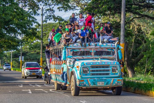 Santander de Quilichao protesta pacíficamente a pesar de la presión policial