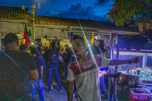 Santander de Quilichao protesta pacíficamente a pesar de la presión policial