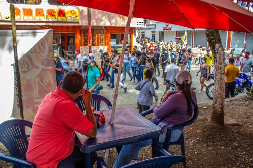 Santander de Quilichao protesta pacíficamente a pesar de la presión policial