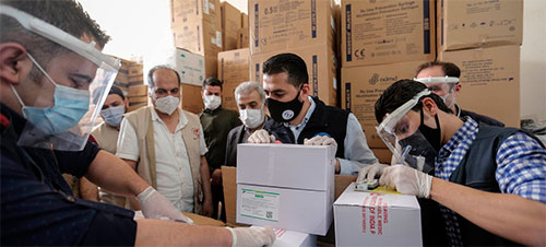 Abren cajas con la primera entrega de vacunas de COVAX contra el COVID-19 en Siria Abren cajas con la primera entrega de vacunas de COVAX contra el COVID-19 en Siria