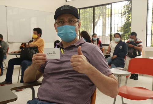 Docentes universitarios se vacunan en defensa de la vida