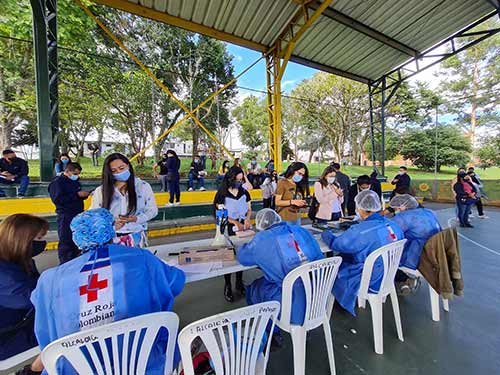 Inició con éxito vacunación para docentes Inició con éxito vacunación para docentes