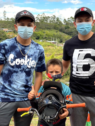 Los hermanos Mañosca ayudaron a motivar a los niños para que demuestren todo su talento.