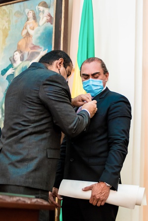 Reconocimiento a los médicos Rodríguez Quintero y Rodríguez Muñoz por su labor.