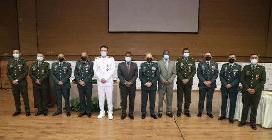 Gobernador condecoró a 18 miembros de la Fuerza Pública Gobernador condecoró a 18 miembros de la Fuerza Pública