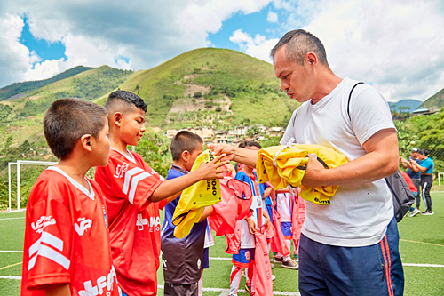 Así se vive el I Festival de Fútbol en Argel