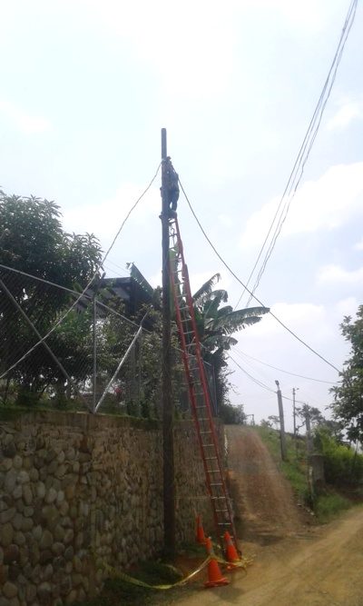 CEO continúa mejorando la calidad de vida de sus usuarios - Cambio de postes vereda Villa Colombia - Santander de Quilichao