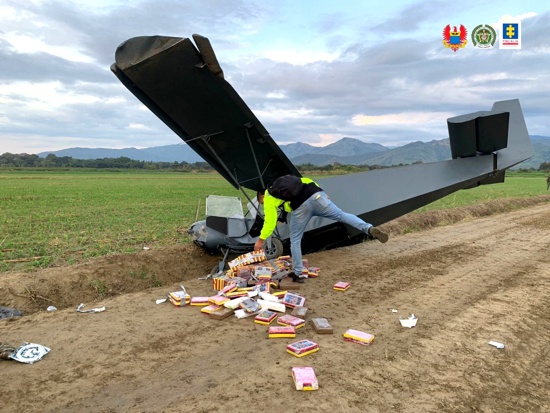 Encuentran avioneta abandonada cargada de cocaína en San Pedro, Valle Encuentran avioneta abandonada cargada de cocaína en San Pedro, Valle