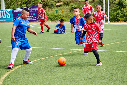 Familias de Argelia disfrutaron del Festival de Fútbol