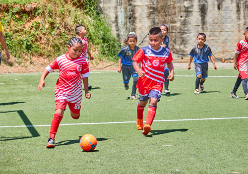 Familias de Argelia disfrutaron del Festival de Fútbol