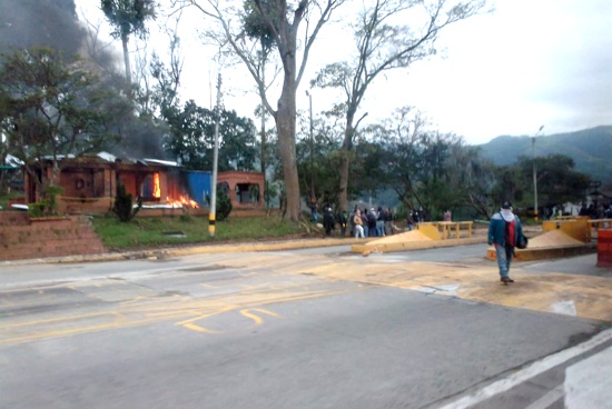 Incendian nuevamente caseta del peaje de Tunía en el Cauca Incendian nuevamente caseta del peaje de Tunía en el Cauca