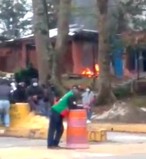 Incendian nuevamente caseta del peaje de Tunía en el Cauca Incendian nuevamente caseta del peaje de Tunía en el Cauca