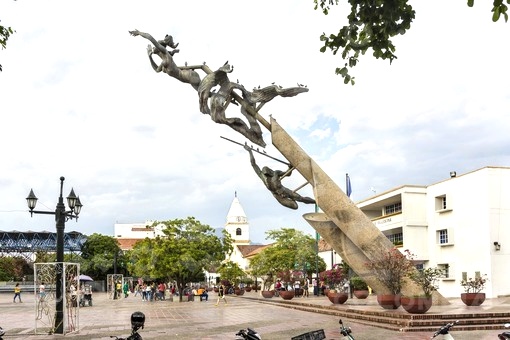 Mujeres en la plaza Alfonso López Mujeres en la plaza Alfonso López