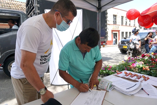 Recolección de firmas para la candidatura a la presidencia de Alejandro Gaviria en Santander de Quilichao Recolección de firmas para la candidatura a la presidencia de Alejandro Gaviria en Santander de Quilichao
