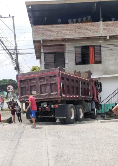 Volqueta quedó incrustada en una vivienda en medio de atraco en Miranda - Cauca Volqueta quedó incrustada en una vivienda en medio de atraco en Miranda - Cauca