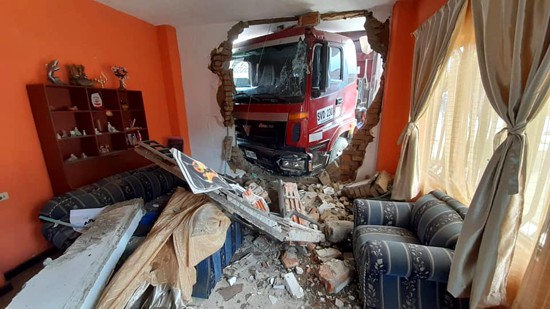 Volqueta quedó incrustada en una vivienda en medio de atraco en Miranda - Cauca Volqueta quedó incrustada en una vivienda en medio de atraco en Miranda - Cauca