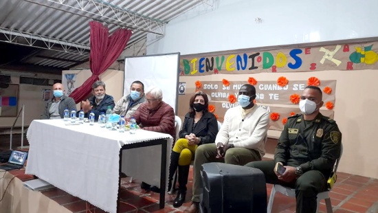 Alcalde y comunidad exponen posibles soluciones a las necesidades de los habitantes del barrio Alfonso López. Alcalde y comunidad exponen posibles soluciones a las necesidades de los habitantes del barrio Alfonso López.