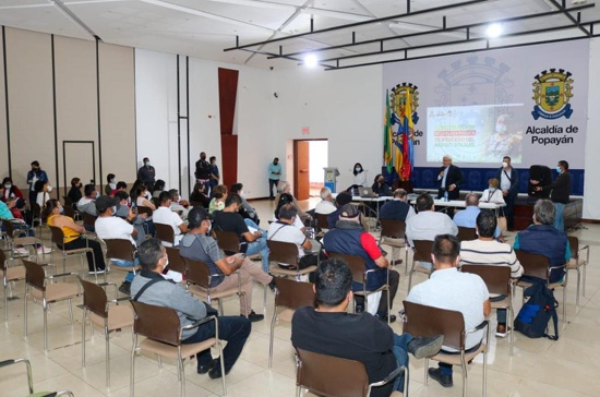 Avanzan diálogos para construir la nueva Plaza del Barrio Bolívar Avanzan diálogos para construir la nueva Plaza del Barrio Bolívar