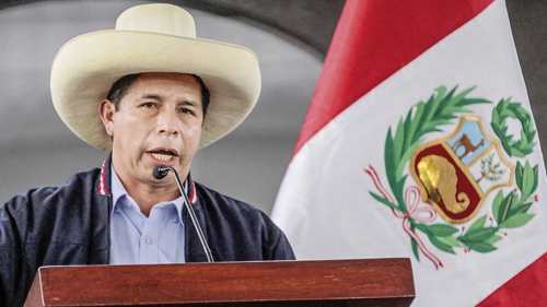 A castillo le quedó grande hasta el sombrero