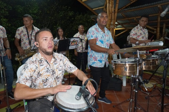 Son de Robles: ¡la realeza de la salsa! Son de Robles: ¡la realeza de la salsa!