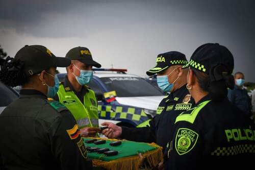 Presidente entregó camionetas a la Policía en el Valle del Cauca 