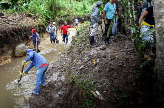 Remueven residuos de quebradas para evitar desbordamientos
