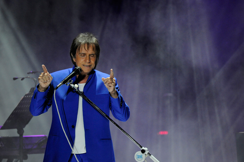 Roberto Carlos: el hombre del millón de amigos vestido de azul Roberto Carlos: el hombre del millón de amigos vestido de azul
