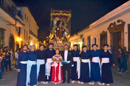 Ser sahumadora y carguero, una tradición de fe en Popayán