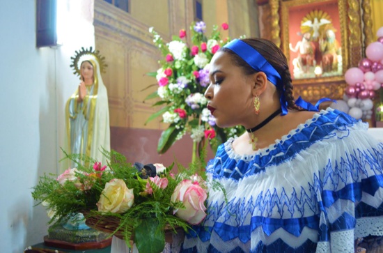Ser sahumadora y carguero, una tradición de fe en Popayán