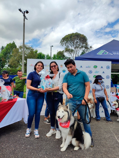 Caninos y sus familias participantes en el Festival Canino. Caninos y sus familias participantes en el Festival Canino.