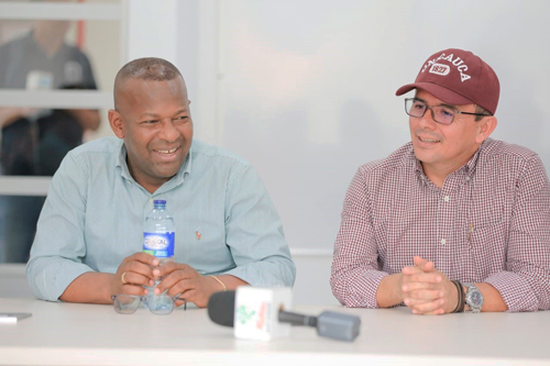 Elías Larrahondo Carabalí y el rector de la Universidad del Cauca Deibar René Hurtado,