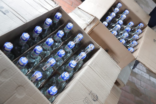Decomisan licor adulterado en el Peaje de Villa Rica Decomisan licor adulterado en el Peaje de Villa Rica