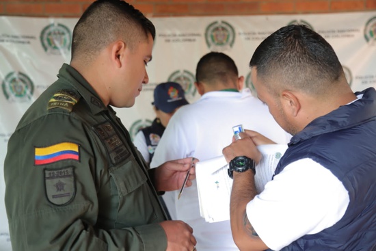 Decomisan licor adulterado en el Peaje de Villa Rica Decomisan licor adulterado en el Peaje de Villa Rica