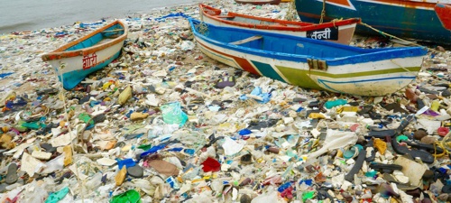 Para el año 2050 habrá más plástico en el mar que peces