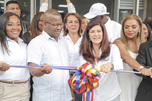 Gobernador Elías Larrahondo Carabalí y la gerente del Fondo Adaptación, Raquel Garavito Chapaval.