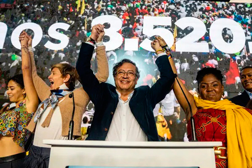 EL TRIUNFO DE DOS REBELDES CON CAUSA