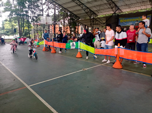 Se llegó a la meta pedaleando y nadando Se llegó a la meta pedaleando y nadando