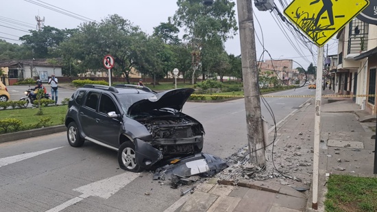 Accidente de tránsito provocó ausencia del servicio de energía Accidente de tránsito provocó ausencia del servicio de energía