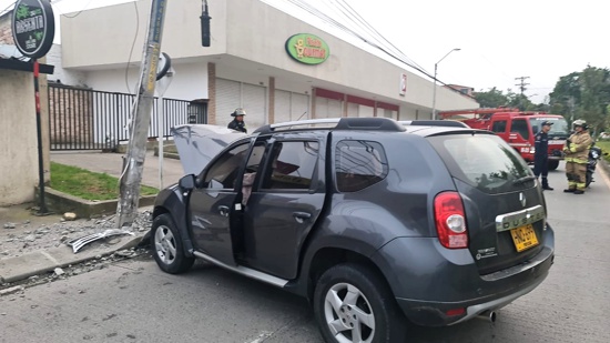 Accidente de tránsito provocó ausencia del servicio de energía Accidente de tránsito provocó ausencia del servicio de energía