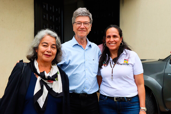 Lucy Amparo junto a Jeffrey Sachs Lucy Amparo junto a Jeffrey Sachs