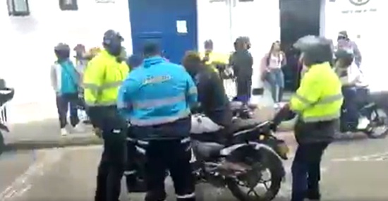 Ciudadano tendrá que responder a la Fiscalía por agresión a agentes de tránsito en Popayán Ciudadano tendrá que responder a la Fiscalía por agresión a agentes de tránsito en Popayán