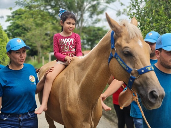 Equinoterapia beneficia a niños con discapacidad en el Valle - Fundación TerapiArte Equinoterapia beneficia a niños con discapacidad en el Valle - Fundación TerapiArte