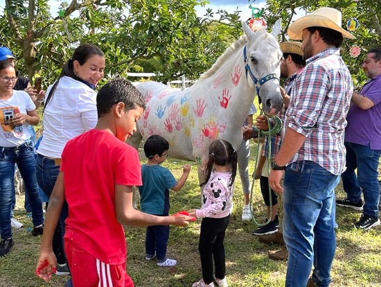 Equinoterapia beneficia a niños con discapacidad en el Valle - Fundación TerapiArte Equinoterapia beneficia a niños con discapacidad en el Valle - Fundación TerapiArte