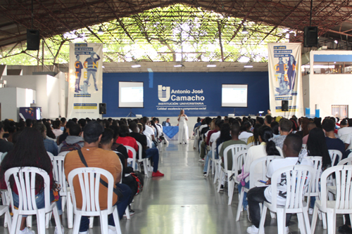 Nuevos estudiantes en la Universidad Antonio José Camacho