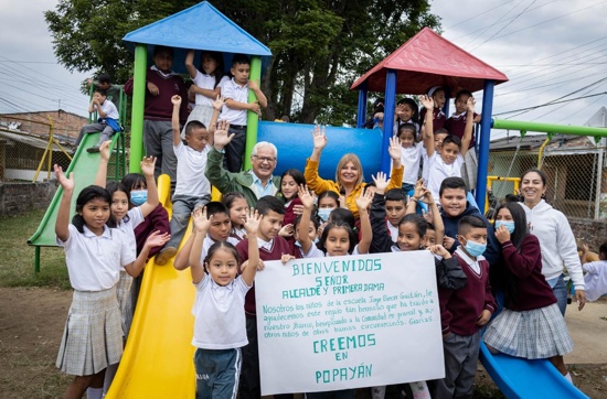 Alcalde y gestora social entregaron el parque infantil No. 40 en Popayán Alcalde y gestora social entregaron el parque infantil No. 40 en Popayán