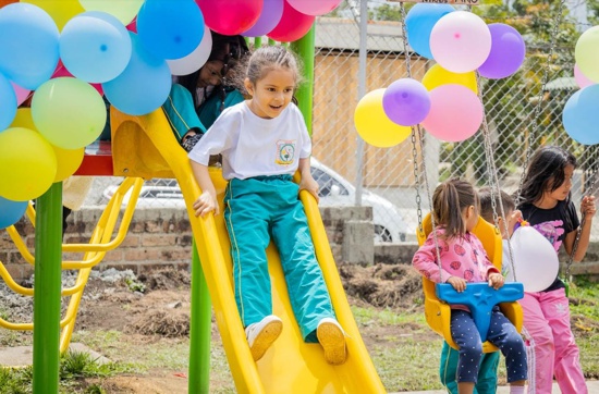 Alcalde y gestora social entregaron el parque infantil No. 40 en Popayán Alcalde y gestora social entregaron el parque infantil No. 40 en Popayán