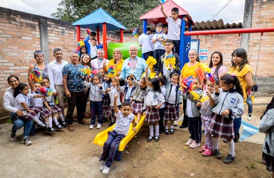 Alcalde y gestora social entregaron el parque infantil No. 40 en Popayán Alcalde y gestora social entregaron el parque infantil No. 40 en Popayán