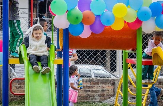 Alcalde y gestora social entregaron el parque infantil No. 40 en Popayán Alcalde y gestora social entregaron el parque infantil No. 40 en Popayán