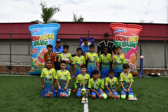 Caucanos F.C formando Campeones