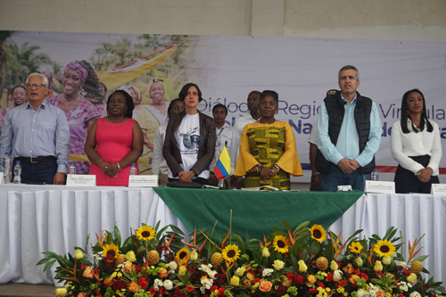 Clemencia Carabalí en diálogo con las mujeres del Macizo Colombiano Clemencia Carabalí en diálogo con las mujeres del Macizo Colombiano